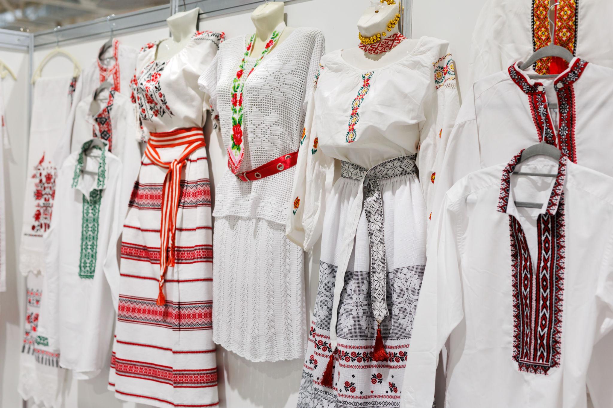 vid-tradicii-do-suchasnosti-yak-vikoristovuvati-etnotkanini-u-garderobi-4.jpg (350 KB)